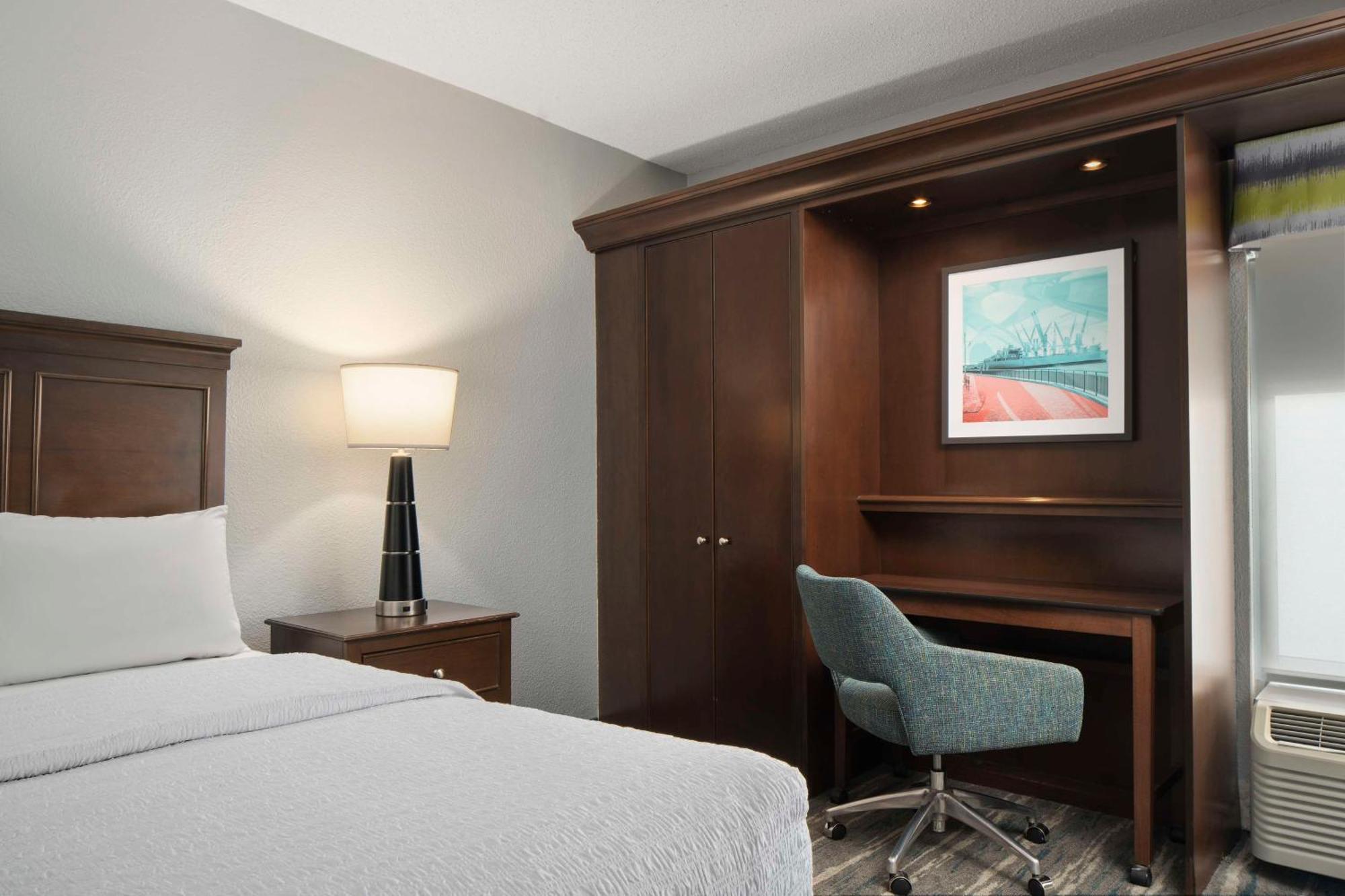 Hotel Hampton & Newport News-airport - Oyster Point Area 3*